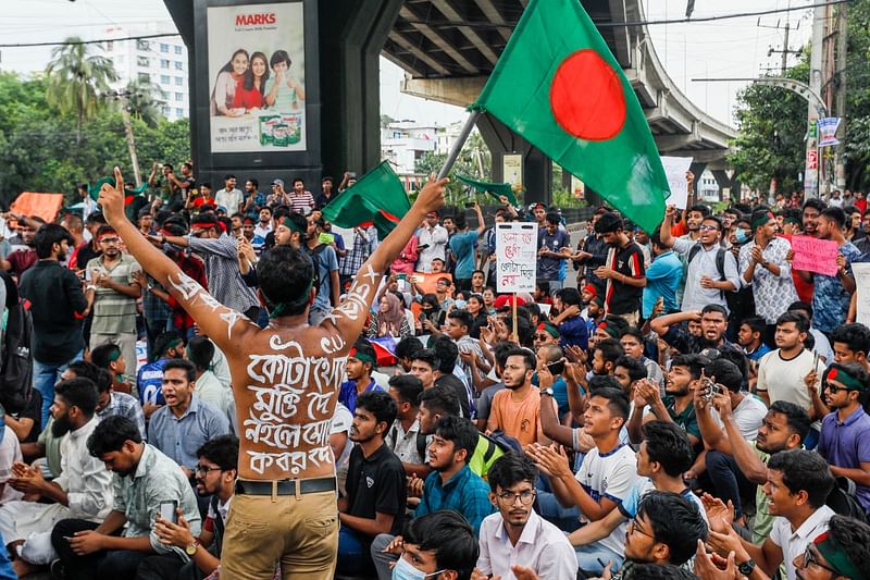 কোটা বাতিলের দাবিতে চট্টগ্রাম নগরের ২ নম্বর গেট এলাকায় সড়ক অবরোধ করে বিক্ষোভ করেন চট্টগ্রাম বিশ্ববিদ্যালয়ের শিক্ষার্থীরা। এ সময় গায়ে এবং কাগজে নানা শ্লোগান লিখে নিজেদের দাবি তুলে ধরেন তাঁরা। আজ বিকেল সাড়ে ৫টায়